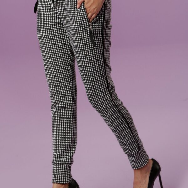 Pull-on trousers in a trendy houndstooth pattern and piping along the side seams