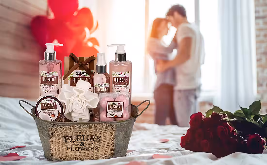 Care gift set shower and bath set with coconut & strawberry fragrance - Image 2