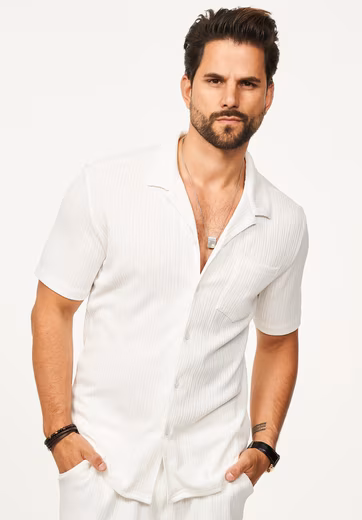 Men's short-sleeved shirt with ribbed structure and chest pocket