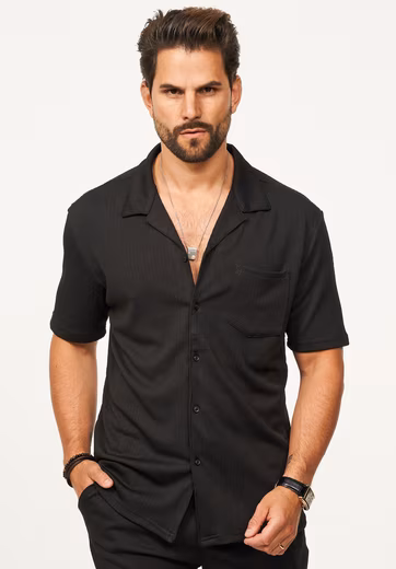 Men's short-sleeved shirt with ribbed structure and chest pocket