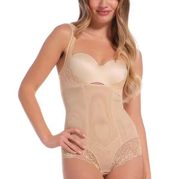 Shaping Body Super Control Body gives the chest and bottom a subtle lifting