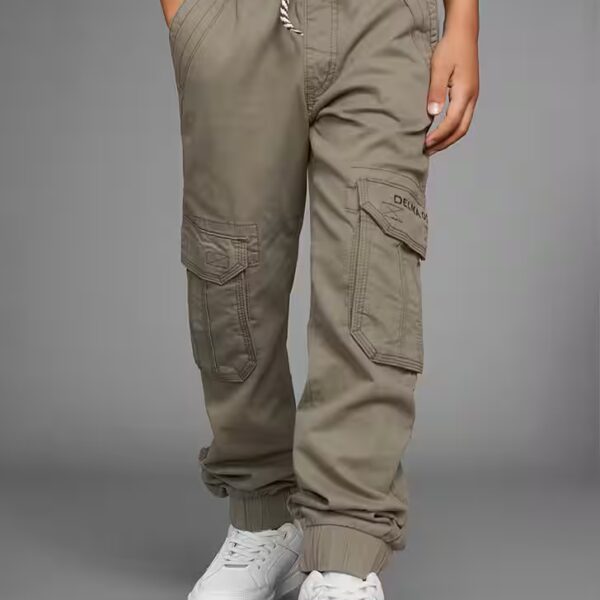 Cargo trousers in a comfortable hatch shape with logo embroidery