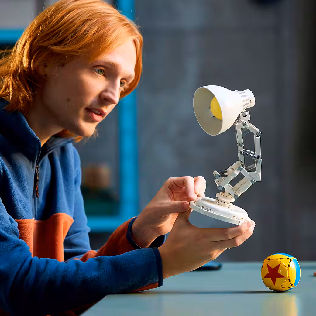 Disney Pixar Luxo Jr. (21357), LEGO Ideas Construction Bricks (613 pcs), Made in Europe - Image 2