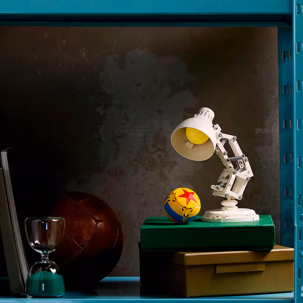 Disney Pixar Luxo Jr. (21357), LEGO Ideas Construction Bricks (613 pcs), Made in Europe - Image 4