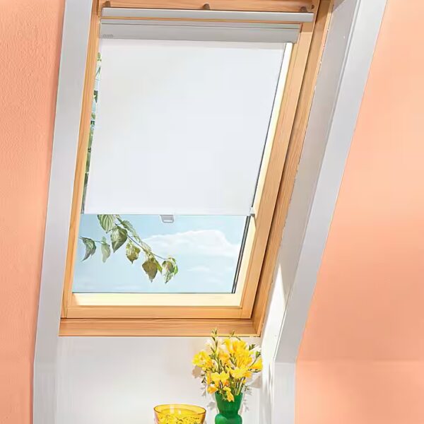 Roof window roller blind with retaining clips RHL PK00 1086