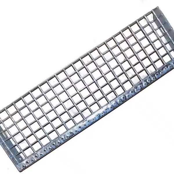 Steel grating step, stair tread, 700x240x30/30mm, galvanized