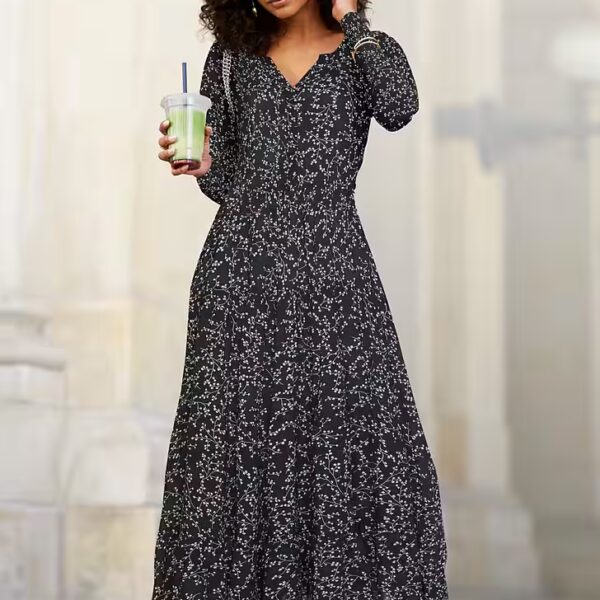 Maxi dress With floral print and ruffles, a relaxed and comfortable look.