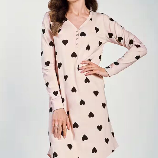 Nightdress in pale pink with black hearts and long sleeves